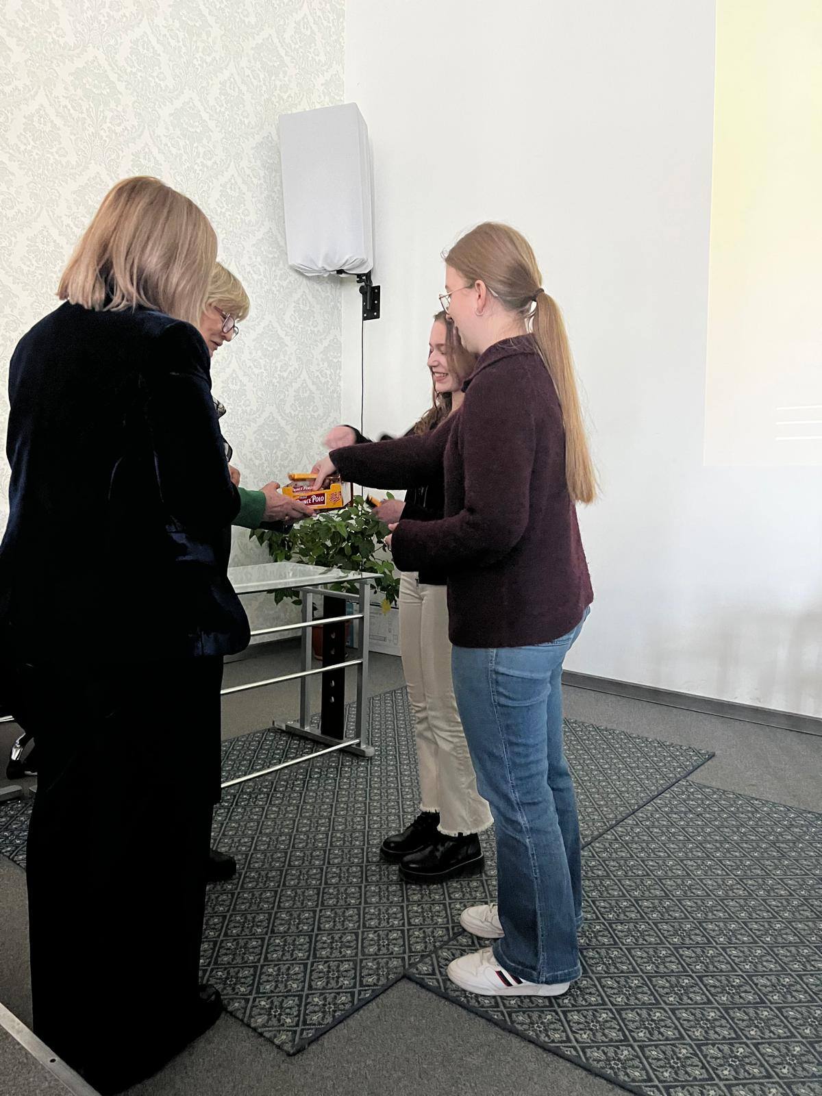 Zdjęcie Dzień języka ojczystego (14)2e805862-7cc4-41d1-a515-eb9827d3f543.jpg w galerii Międzynarodowy Dzień Języka Ojczystego w II LO